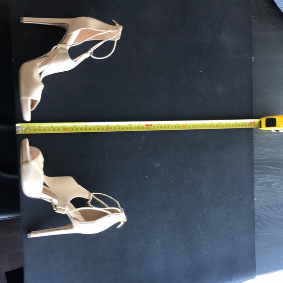 Tan and Gold strappy heels - Picture 4 of 6